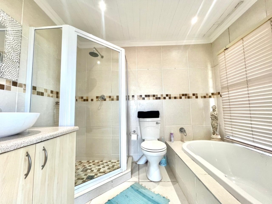 5 Bedroom Property for Sale in Paradise Beach Eastern Cape